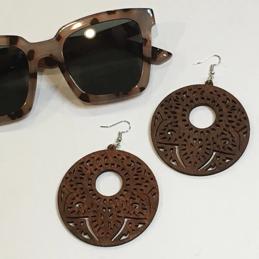 🔴 Wood Laser Cut Round Earrings - Picture 2 of 4
